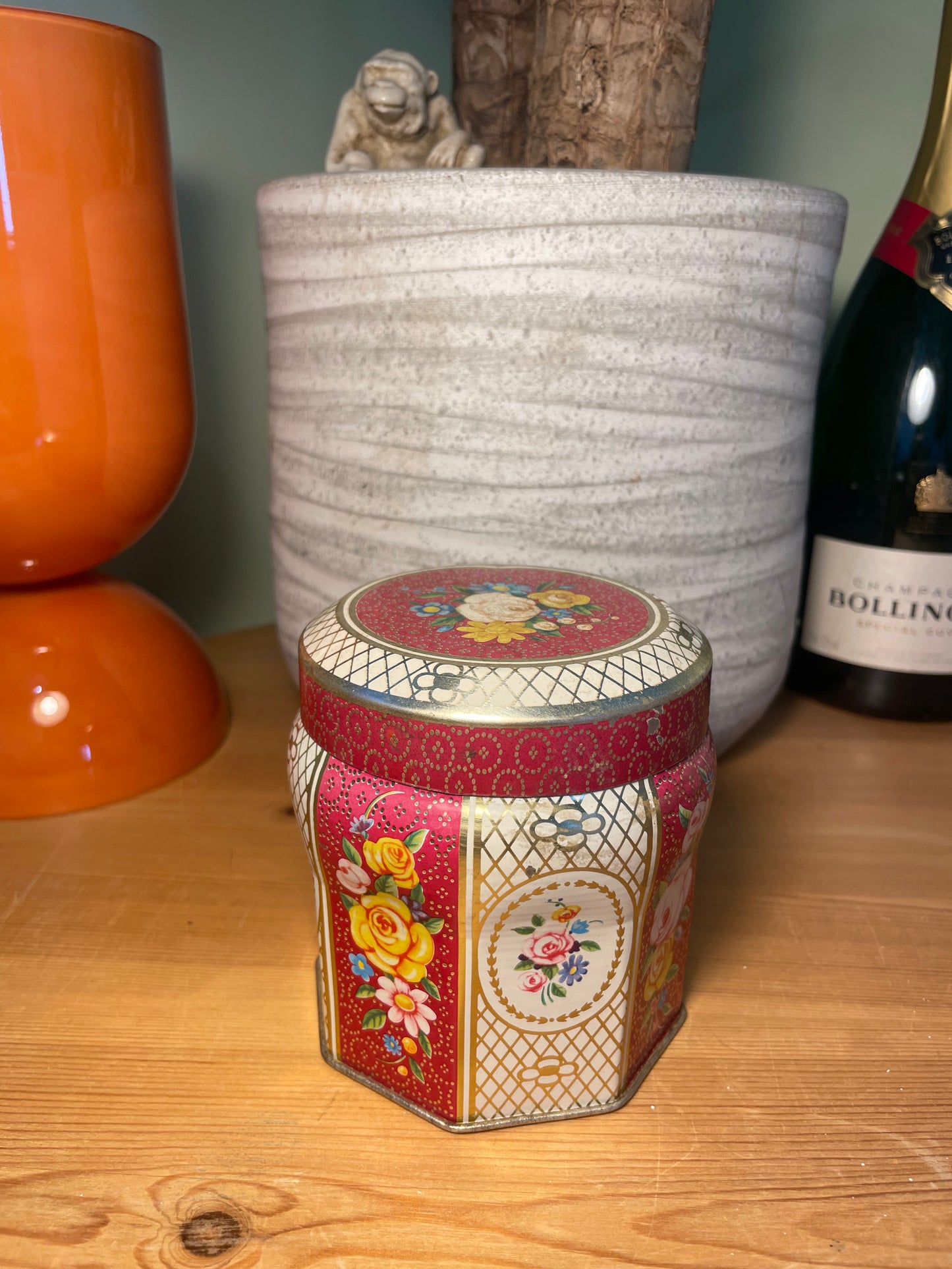 1940 SCRIBBAN KEMP ENLISH BISCUIT TIN